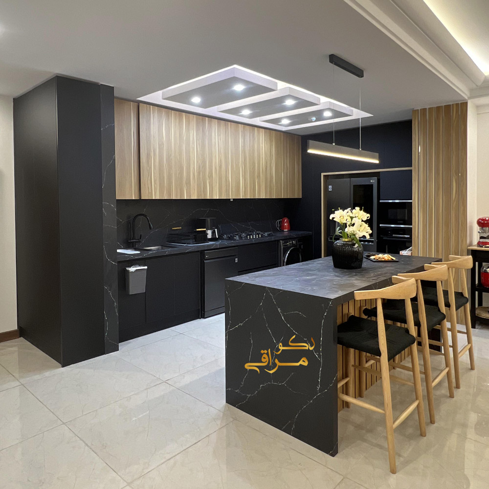 آشپزخانه مدرن اروپایی با کابینت مشکی و صفحه سنگی
