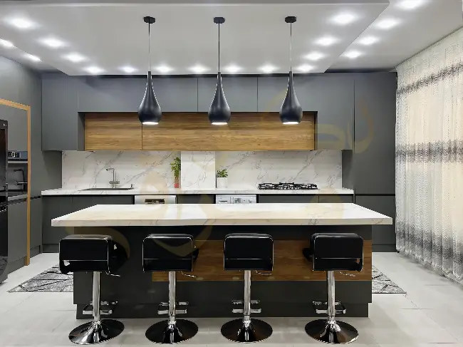 کابینت دوپله مدرن رنگ چوب و طوسی با جزیره بزرگ