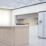 کابینت سفید نسکافه ای براق با طراحی مدرن و جزیره بزرگ