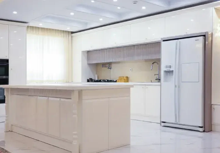 کابینت سفید نسکافه ای براق با طراحی مدرن و جزیره بزرگ