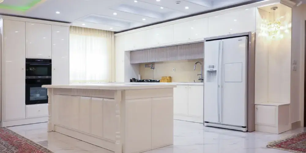 کابینت سفید نسکافه ای براق با طراحی مدرن و جزیره بزرگ