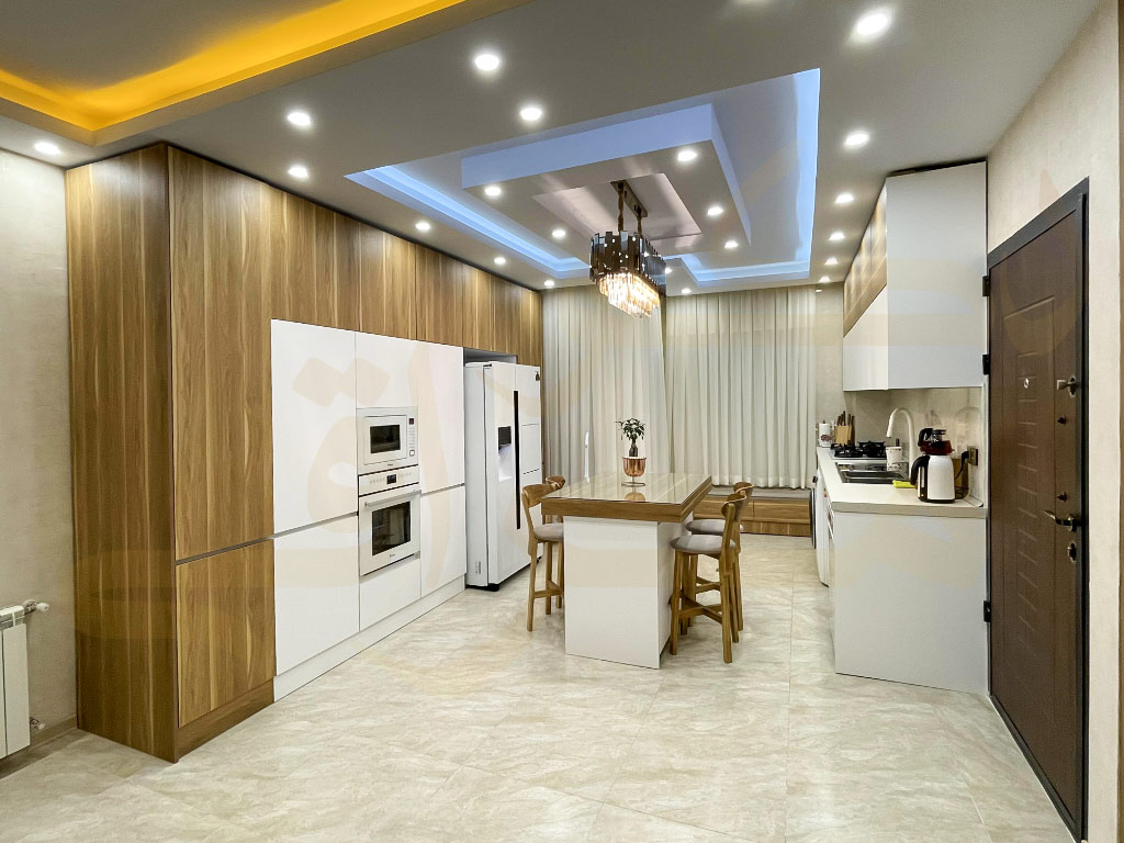 طراحی و اجرای کابینت دو رنگ سفید و چوب