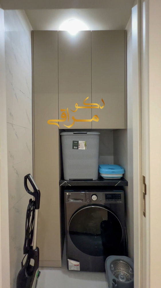 اجرای کابینت لاندری روم در آپارتمان با فضای اختصاصی ماشین لباسشویی و قفسه‌بندی لباس