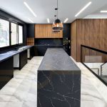 کابینت مشکی و چوب با جزیره آشپزخانه بزرگ