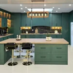 کابینت نئوکلاسیک سبز درباری با جزیره آشپزخانه مدرن