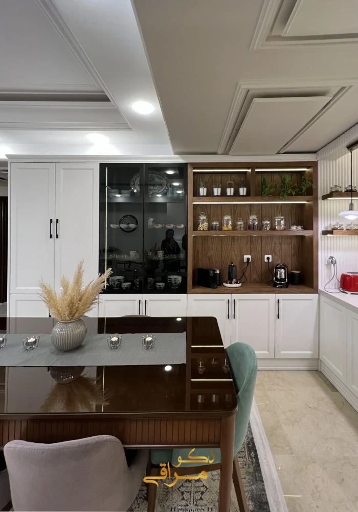 کافی‌بار روی کابینت سفید با ویترین شیشه‌ای و باکس چوبی