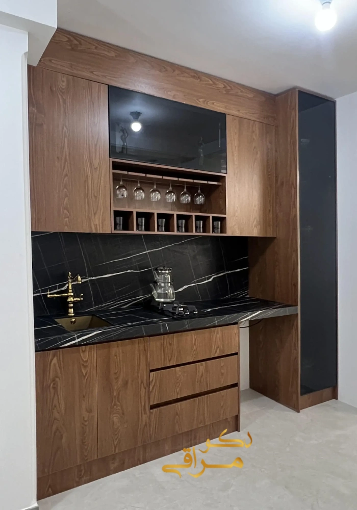 کافی‌بار چوبی با بین‌کابینتی مشکی و شلف لیوان