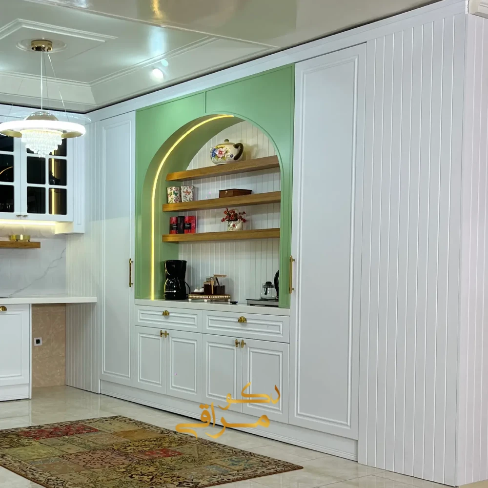 کافی بار خانگی قوسی نئوکلاسیک با شلف چوبی و نور مخفی