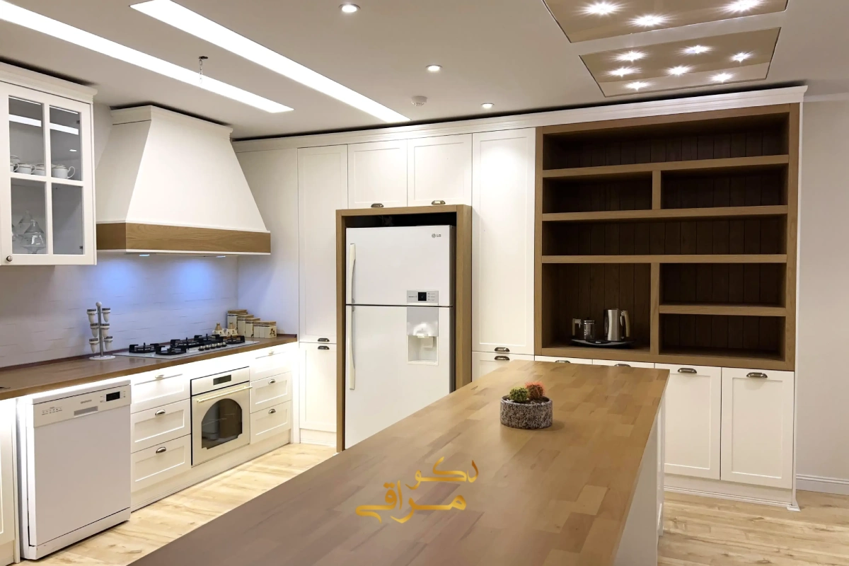 کافی بار خانگی دیواری با قفسه چوبی و کابینت سفید، مناسب آشپزخانه‌های مدرن دکو مراقی