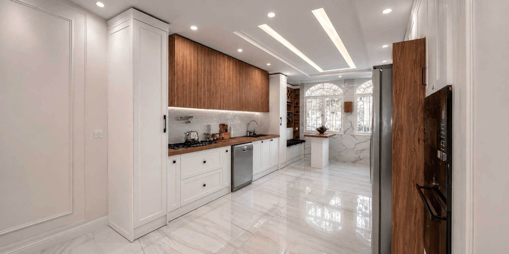 کابینت نئوکلاسیک سفید و چوب بلوط با روکش آنتی‌فینگر و صفحه SPL ایتالیایی