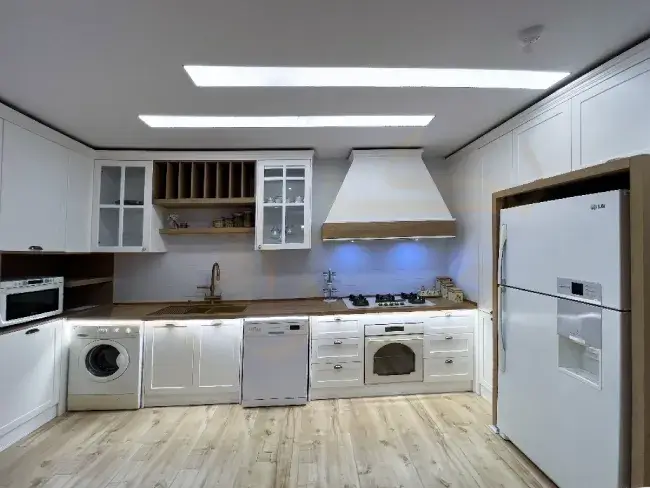 مدل خاص کاور هود شومینهای در دکوراسیون کابینت نئوکلاسیک