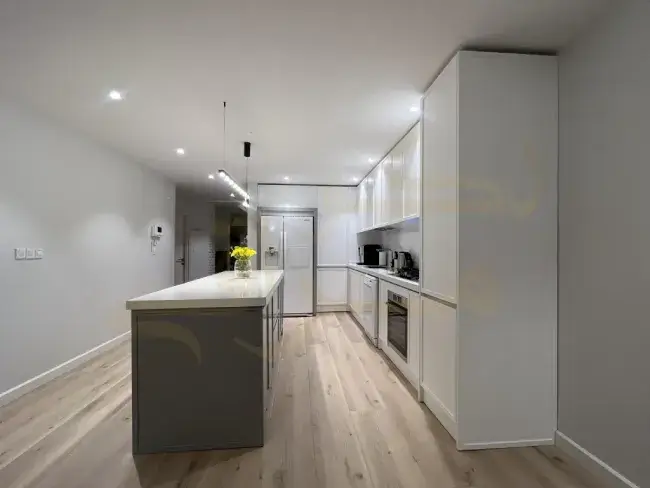 عکس کابینت با دستگیره مخفی