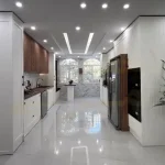 کابینت نئوکلاسیک سفید و چوب بلوط