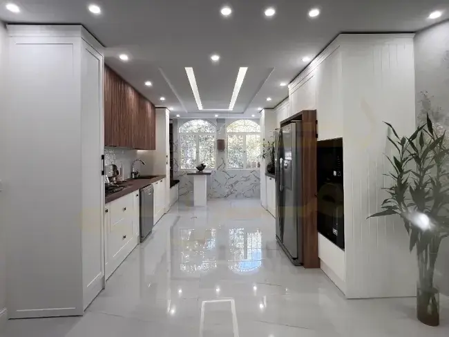 کابینت نئوکلاسیک سفید و چوب بلوط